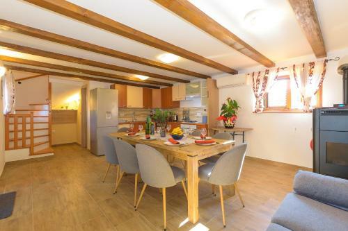 Spacious Holiday Home Guran