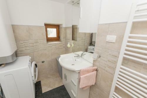 Spacious Holiday Home Guran
