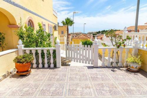 Fabulous 3 Bed House With 4 Communal Pools