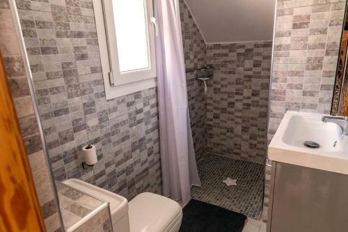 Fabulous 3 Bed House With 4 Communal Pools