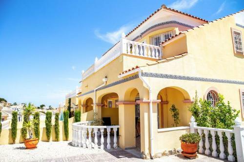 Fabulous 3 Bed House With 4 Communal Pools