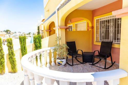 Fabulous 3 Bed House With 4 Communal Pools