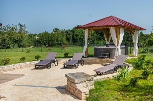 Villa Betiga 2, With Pool And Jacuzzi