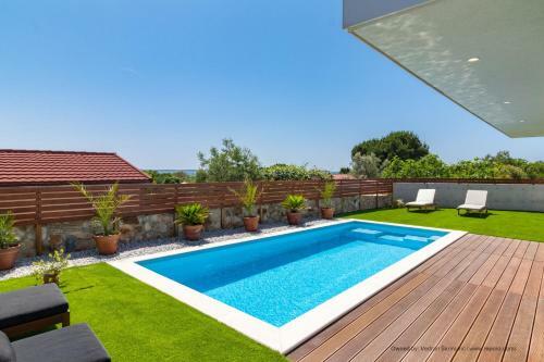 Villa For Two Person With Pool In Peroj