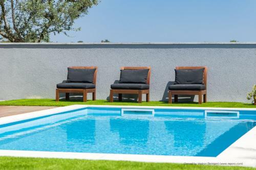 Villa For Two Person With Pool In Peroj