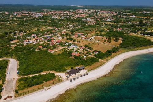 Villa For Two Person With Pool In Peroj