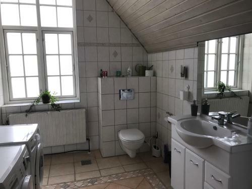 Apartamento Centralt I Gentofte I 2 Plan, Ved S-tog Og Busser