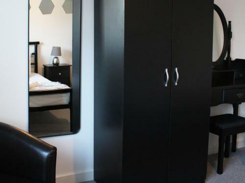 Low Cost, 4 Bed, Pet Friendly Apartment & Parking 06