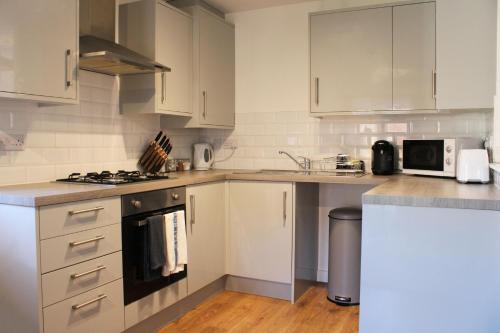 Low Cost, 4 Bed, Pet Friendly Apartment & Parking 06