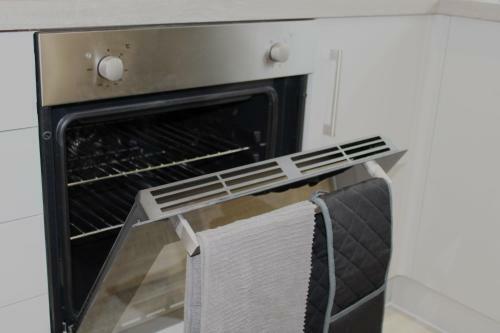 Low Cost, 4 Bed, Pet Friendly Apartment & Parking 06