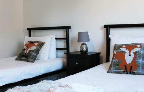Low Cost, 4 Bed, Pet Friendly Apartment & Parking 06