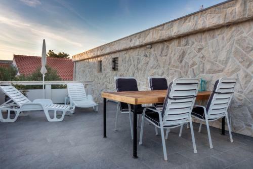 Cool Sunny Apartments