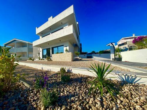 Luxury Beach Villa Vir / Apartments