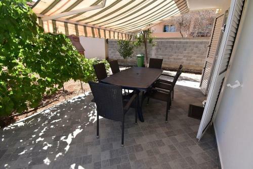 Holiday Home Ava-80m From Beach