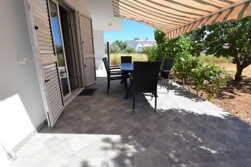 Holiday Home Ava-80m From Beach