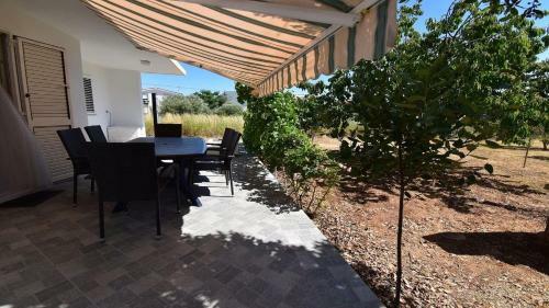 Holiday Home Ava-80m From Beach