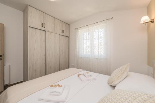 Luxury Villa With Heated Pool And Jacuzzi 02