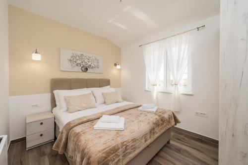 Luxury Villa With Heated Pool And Jacuzzi 02