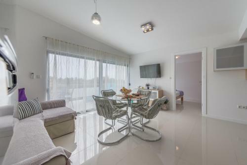 Windrose Apartments