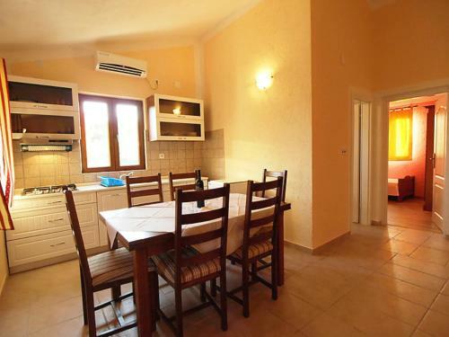 Apartments With Pool, Vir