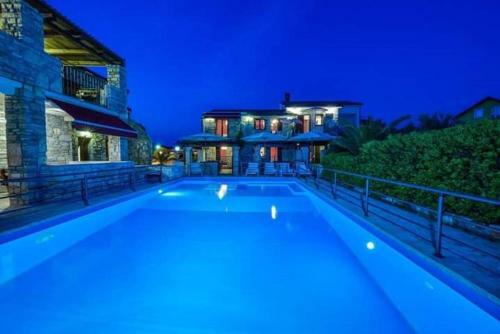 Apartments With Pool, Vir