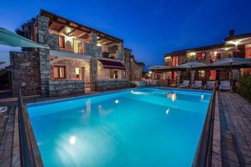 Apartments With Pool, Vir