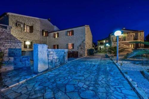 Apartments With Pool, Vir