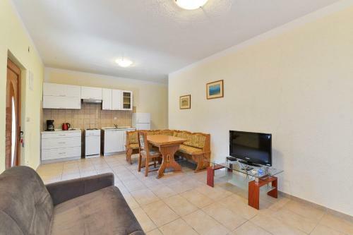 Apartments With Pool, Vir
