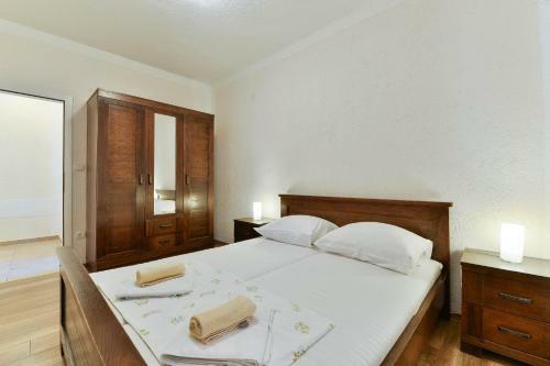 Apartments With Pool, Vir