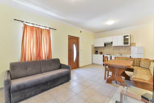 Apartments With Pool, Vir