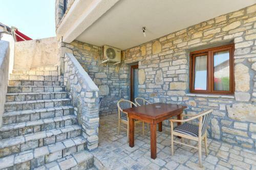 Apartments With Pool, Vir