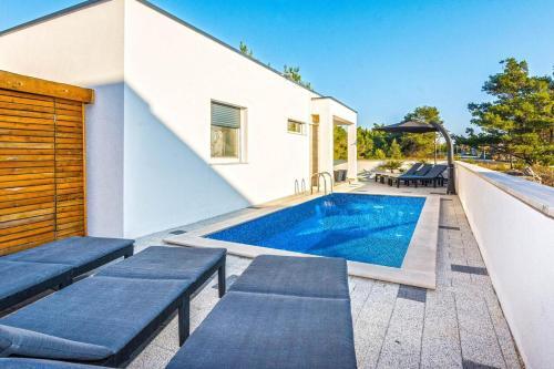 Apartments With A Swimming Pool Vir - 19346