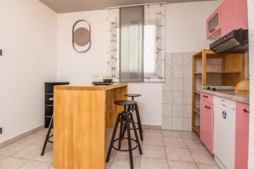 Family Friendly House With A Swimming Pool Vir - 19097