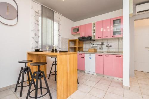 Family Friendly House With A Swimming Pool Vir - 19097