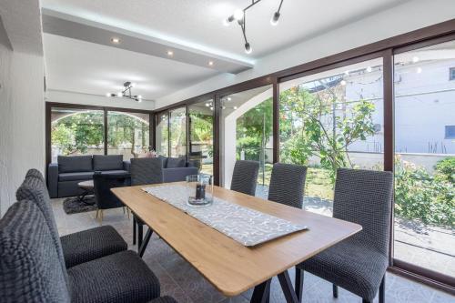 Family Friendly House With A Swimming Pool Vir - 19097