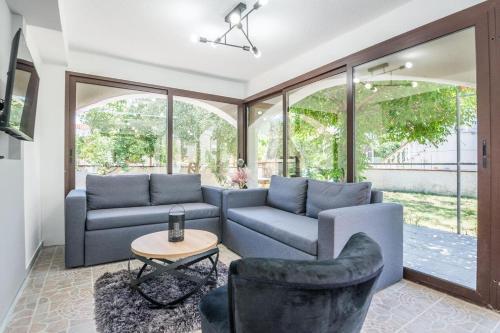 Family Friendly House With A Swimming Pool Vir - 19097