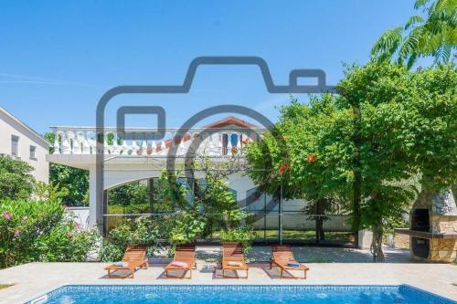 Family Friendly House With A Swimming Pool Vir - 19097