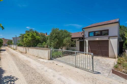 Family Friendly House With A Swimming Pool Vir - 19097