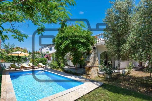 Family Friendly House With A Swimming Pool Vir - 19097