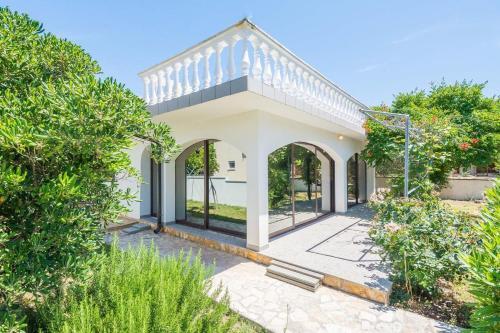 Family Friendly House With A Swimming Pool Vir - 19097