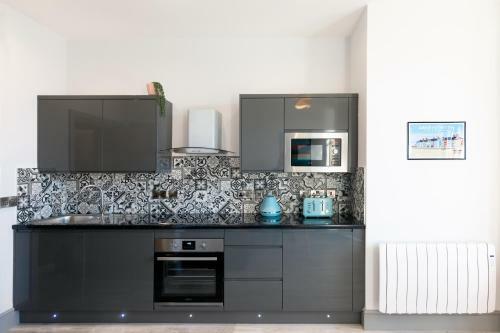 New Central Seafront Apartment- Stunning Sea Views