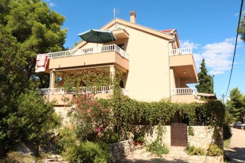 Apartments With A Parking Space Basina, Hvar - 12420
