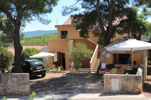 Apartments With A Parking Space Basina, Hvar - 12420