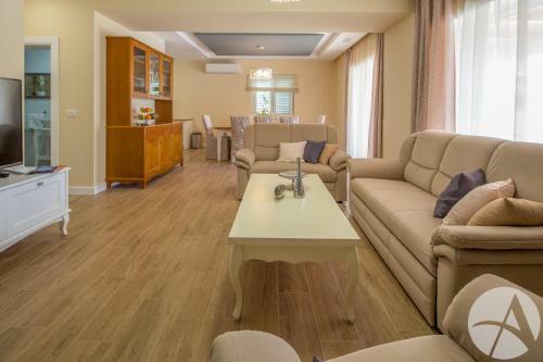 Villa Nautica With Private Pool