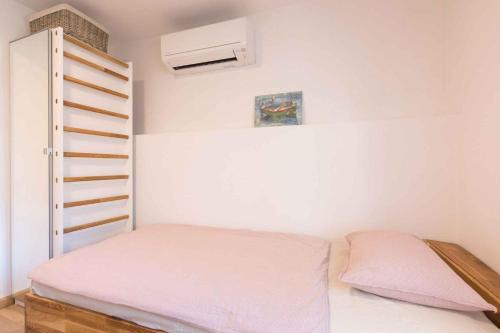 Apartment In Vrbnik/insel Krk 37191