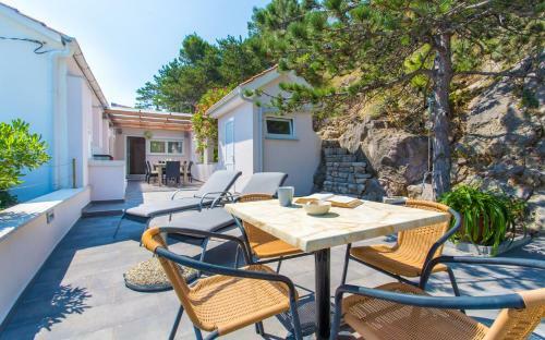 Seafront Apartment With Amazing Seaview