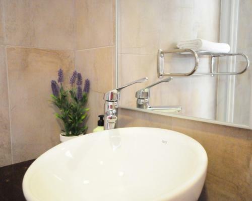 Hostal La Fuente Retreat - B&B