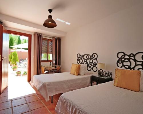 Hostal La Fuente Retreat - B&B