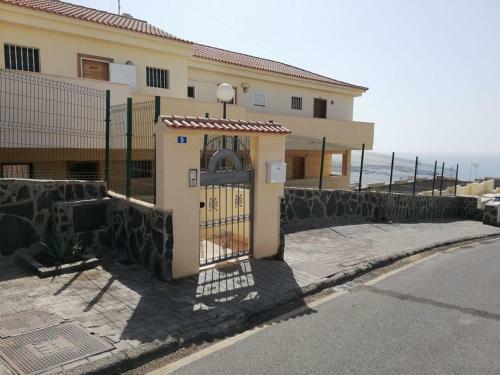 Relaxing, Bright, 1 Bed Apartment With Sea Views