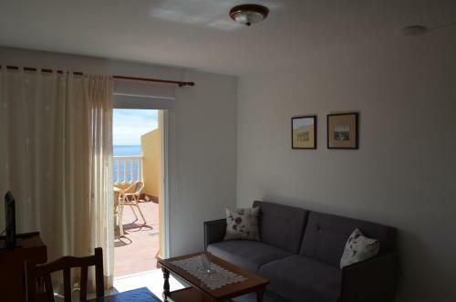 Apartamentos Miriam (charco Azul)